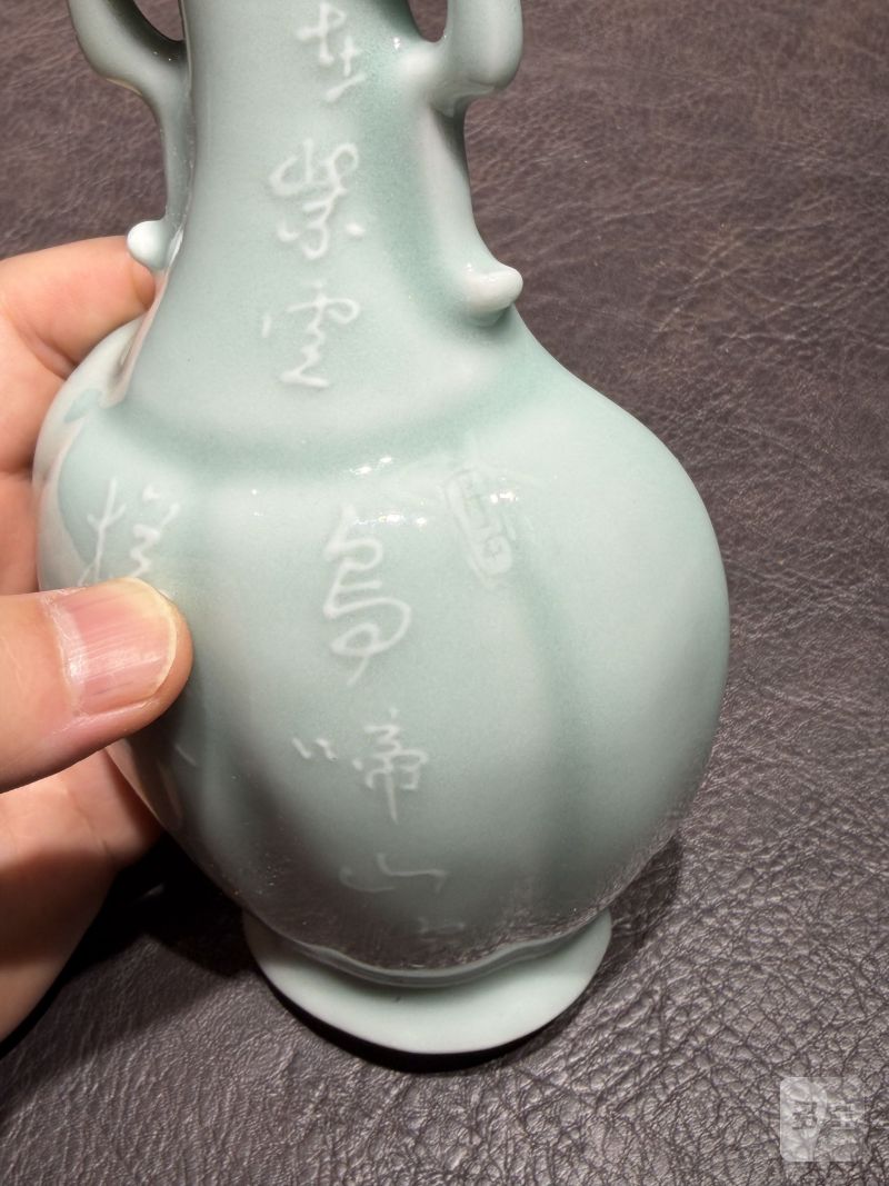 清乾隆 唐英风格粉青釉堆白诗文如意耳壁瓶（老盒） - 图7